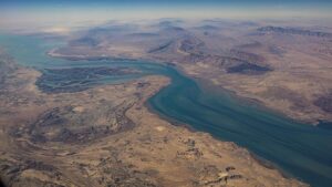 Selat Hormuz Membara: Tiga Kapal Diserang, Jalur Minyak Dunia Terancam